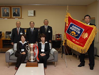 市長に優勝の報告をする秋山栄養士・小川調理員の画像