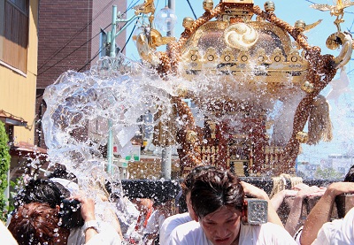 フォトコンテスト：興奮の水掛け祭り