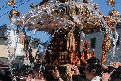 フォトコンテスト：水を浴びる神輿