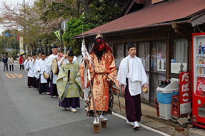 高下駄を履いた「天狗」を先導に松山神社へと練り歩くの画像