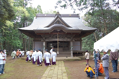 習わしにより本殿を1周するの画像