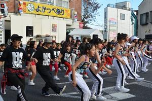 ステージ前ではソーサマンショーやヒップホップダンスなど多様なイベントを実施02