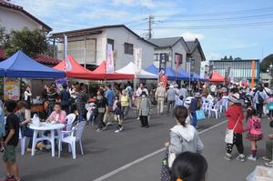 会場にはさまざまな売店や健康コーナーなどが並びます01