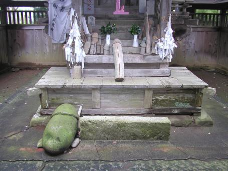 八坂神社に祀られている石棒と奉納物