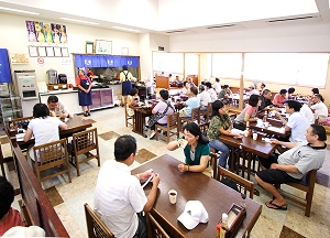 施設内に「農特産物コーナー」、「郷土料理レストラン」があり、植木見本園、広場などの施設が併設されています。