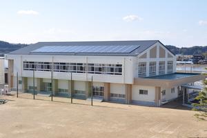 完成した椿海小学校屋内運動場(左)