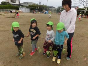 八日市場幼稚園芋づる遊び2