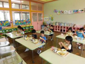 八日市場幼稚園　給食風景