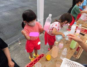 八日市場幼稚園色水遊び４