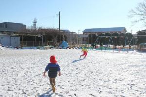 八日市場幼稚園　雪遊び１