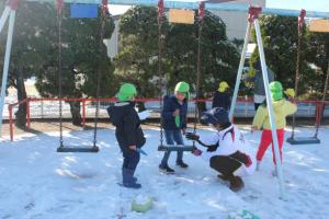 八日市場幼稚園　雪遊び２