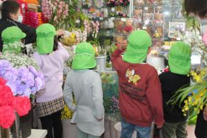 八日市場幼稚園　R3桃の花買い物１