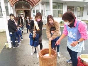 八幼　餅つき2