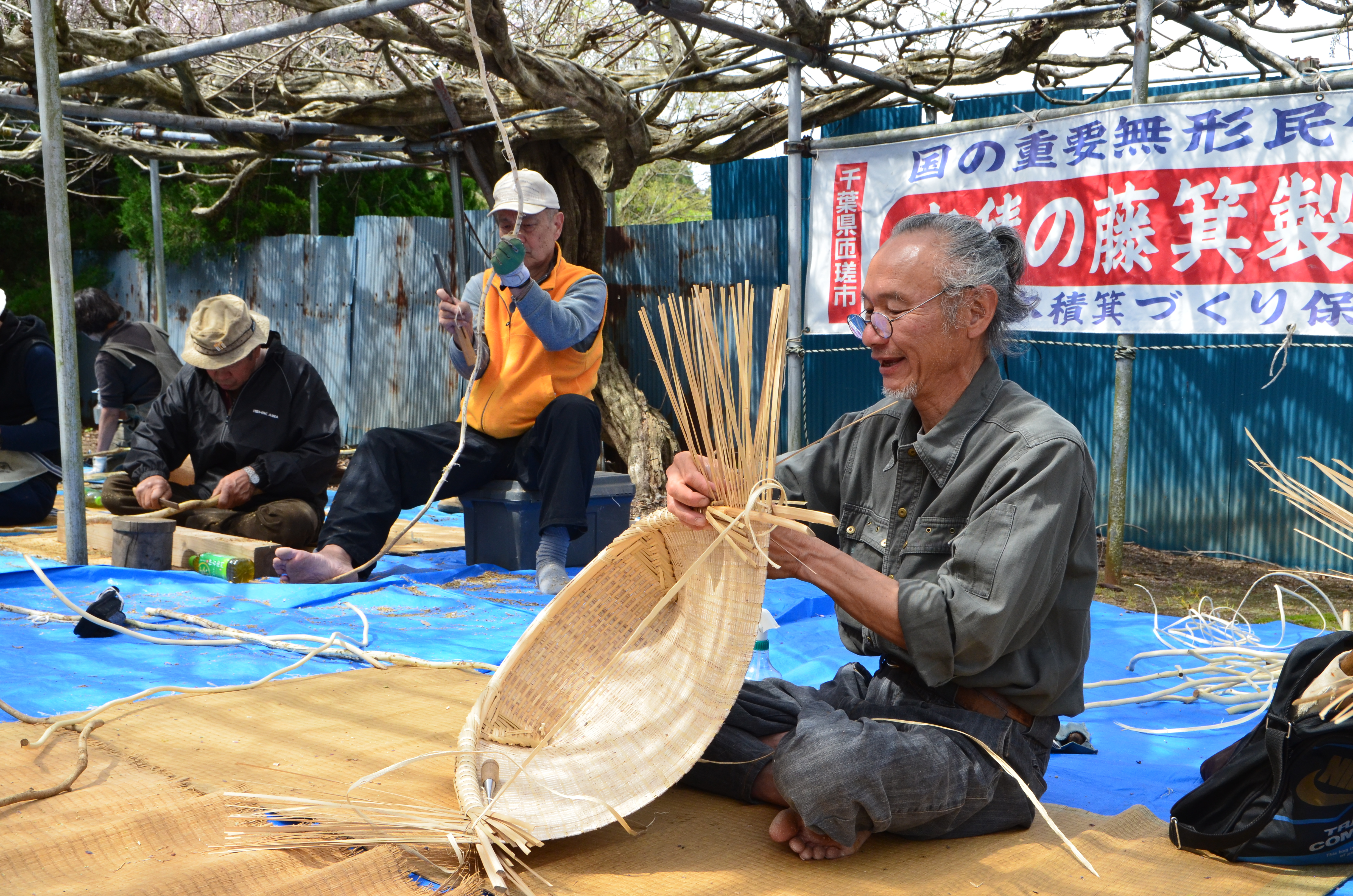 一般部門　銀賞「仲間と箕作り」