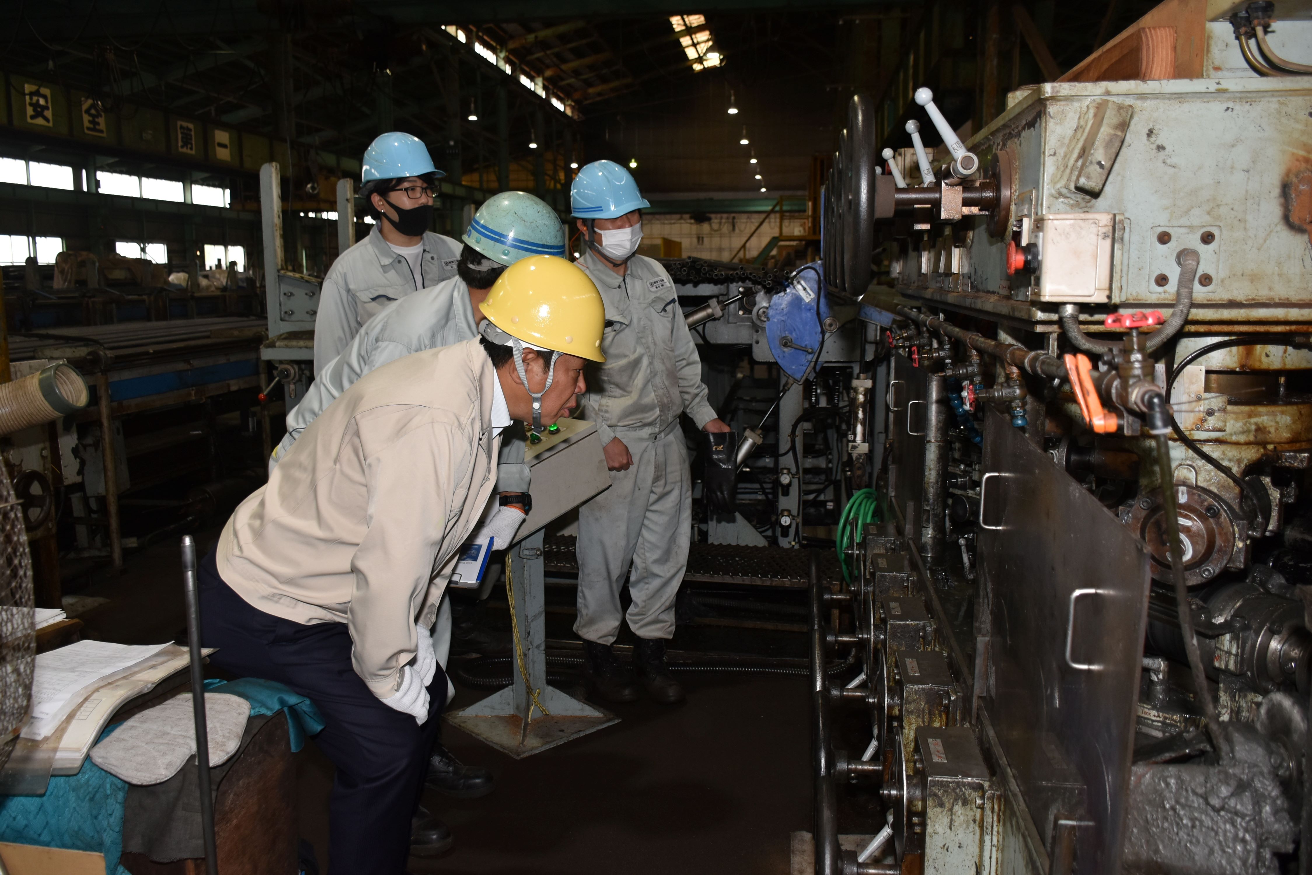 工場内での鋼管製造