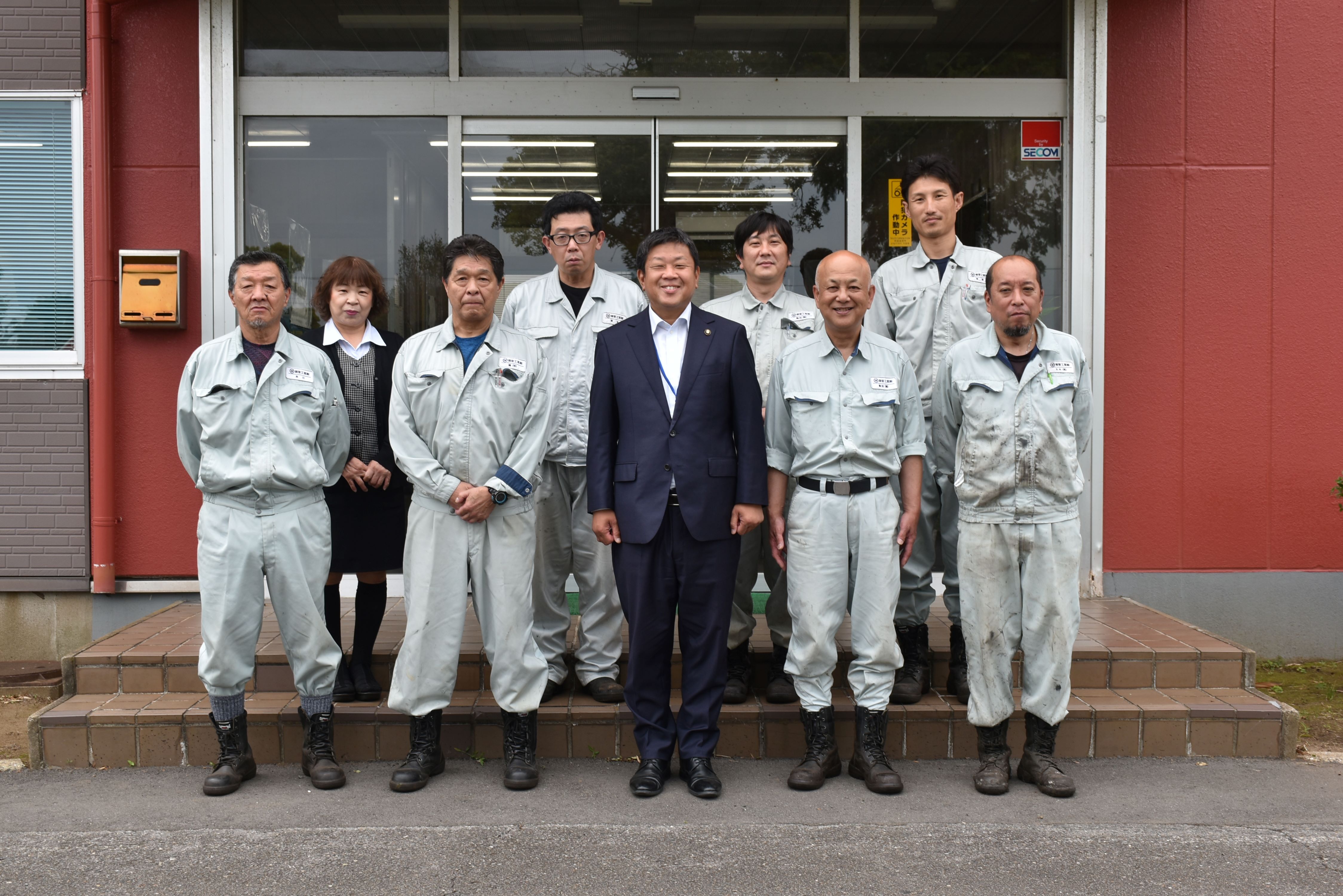 事務所前での集合写真